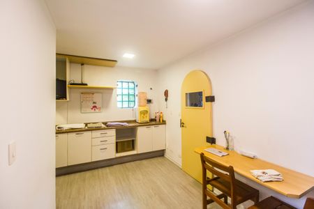 Casa de condomínio para alugar com 1300m², 4 quartos e 6 vagasÁrea de Serviço