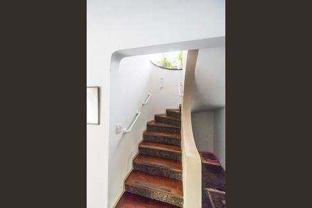 Casa de condomínio para alugar com 1300m², 4 quartos e 6 vagasEscada