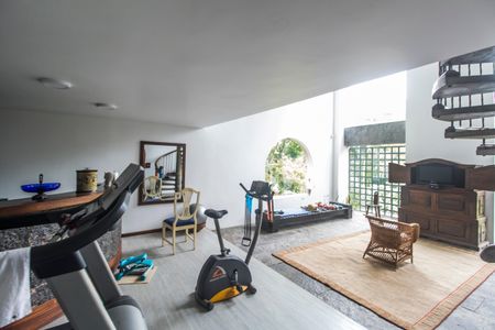 Casa de condomínio para alugar com 1300m², 4 quartos e 6 vagasAcademia