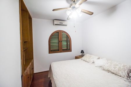 Casa de condomínio para alugar com 1300m², 4 quartos e 6 vagasQuarto