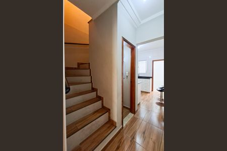 Casa de condomínio para alugar com 70m², 2 quartos e 1 vaga Casa de condomínio para alugar com 70m², 2 quartos e 1 vaga Escada