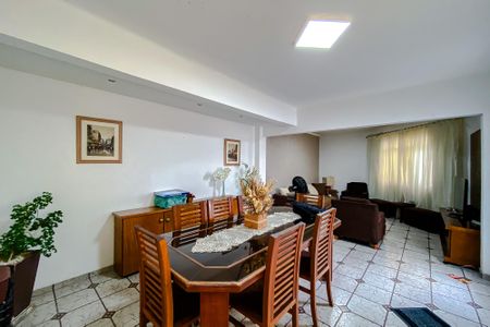 Casa à venda com 274m², 3 quartos e 2 vagasSala