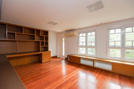 Casa de condomínio à venda com 500m², 3 quartos e 4 vagasEscritório