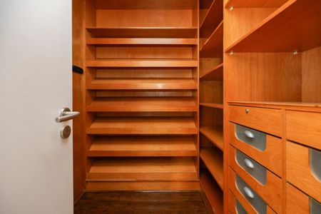 Casa de condomínio à venda com 500m², 3 quartos e 4 vagasCloset da Suíte 1