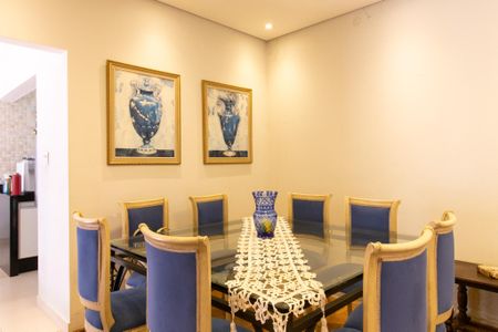 Casa à venda com 197m², 3 quartos e 2 vagas Casa à venda com 197m², 3 quartos e 2 vagasSala de Jantar