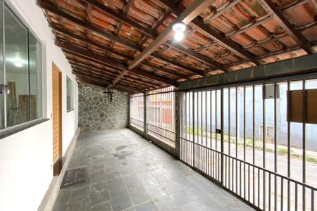 Casa à venda com 200m², 2 quartos e 2 vagas Casa à venda com 200m², 2 quartos e 2 vagasGaragem