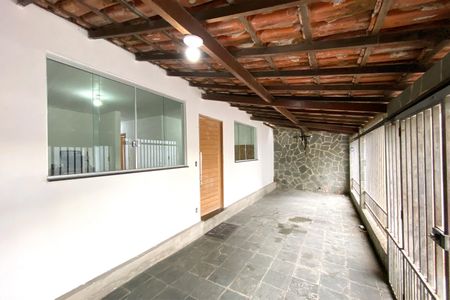 Garagem de casa à venda com 2 quartos, 200m² em Cenáculo, Belo Horizonte