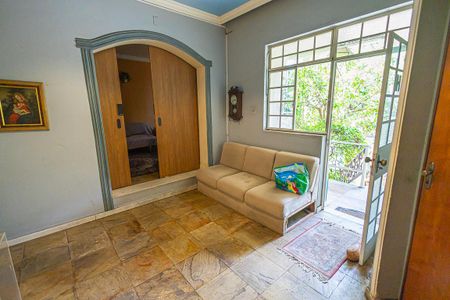 1º ANDAR: sala de casa à venda com 10 quartos, 469m² em Serrano, Belo Horizonte