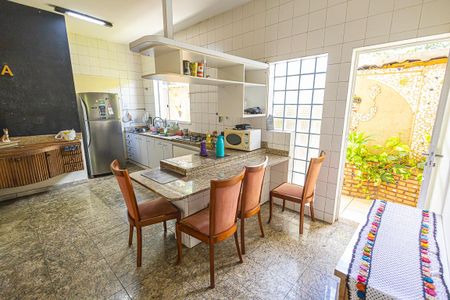 Casa à venda com 469m², 10 quartos e 4 vagascozinha