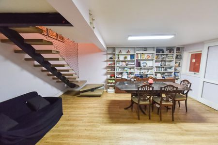 Casa à venda com 259m², 3 quartos e 2 vagas Casa à venda com 259m², 3 quartos e 2 vagasSalão