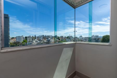 Apartamento à venda com 88m², 3 quartos e 4 vagas Apartamento à venda com 88m², 3 quartos e 4 vagasVaranda Quarto 2