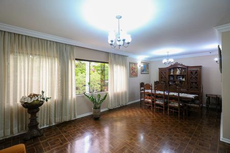 Casa à venda com 461m², 4 quartos e 4 vagasSala