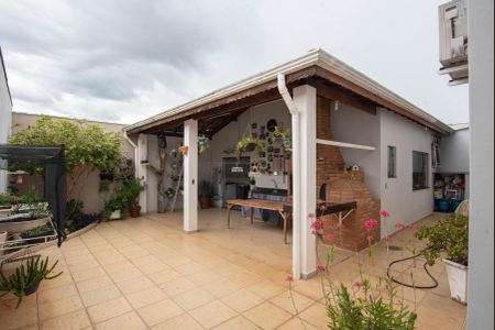 Casa à venda com 214m², 3 quartos e 5 vagasQuintal