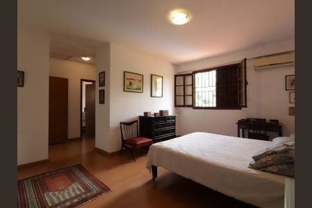 Casa à venda com 468m², 4 quartos e 2 vagasSuíte 2