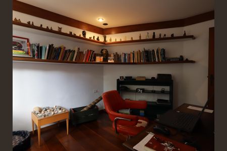 Casa à venda com 468m², 4 quartos e 2 vagasEscritório