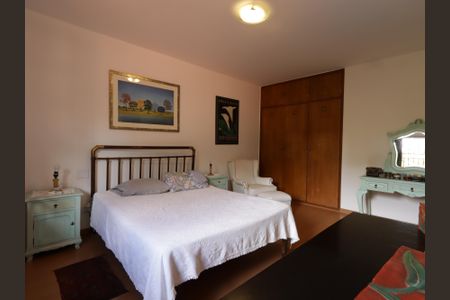 Casa à venda com 468m², 4 quartos e 2 vagasSuíte 2