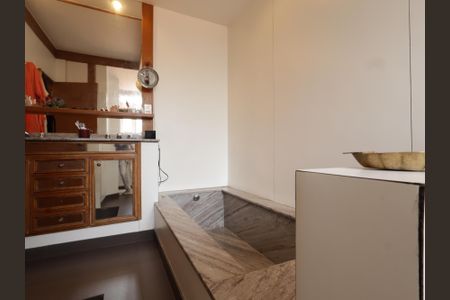 Casa à venda com 468m², 4 quartos e 2 vagasBanheiro da Suíte 2