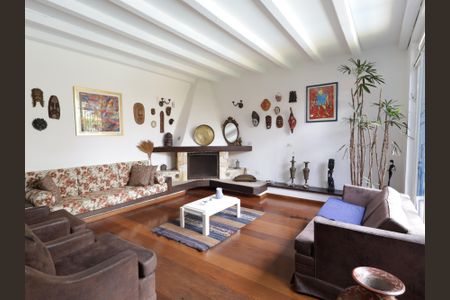 Casa à venda com 468m², 4 quartos e 2 vagasSala