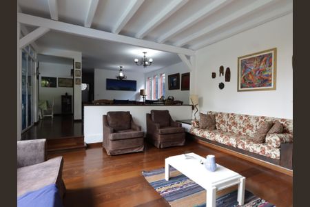 Casa à venda com 468m², 4 quartos e 2 vagasSala