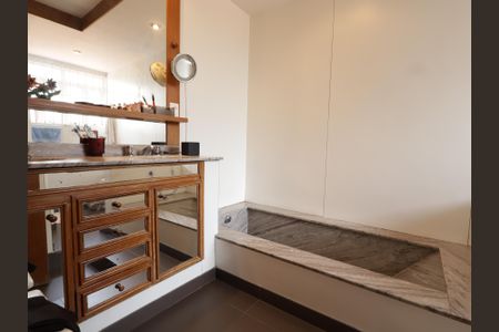 Casa à venda com 468m², 4 quartos e 2 vagasBanheiro da Suíte 2