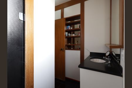 Casa à venda com 468m², 4 quartos e 2 vagasBanheiro da Suíte 1