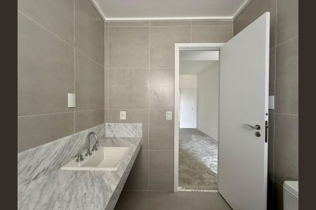 Apartamento à venda com 227m², 3 quartos e 4 vagas Apartamento à venda com 227m², 3 quartos e 4 vagasBanheiro da Suíte 1
