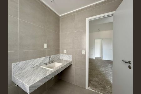 Apartamento à venda com 227m², 3 quartos e 4 vagas Apartamento à venda com 227m², 3 quartos e 4 vagasBanheiro da Suíte 1