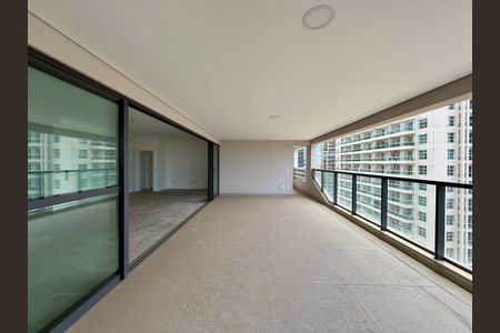 Apartamento à venda com 227m², 3 quartos e 4 vagas Apartamento à venda com 227m², 3 quartos e 4 vagasVaranda da Sala