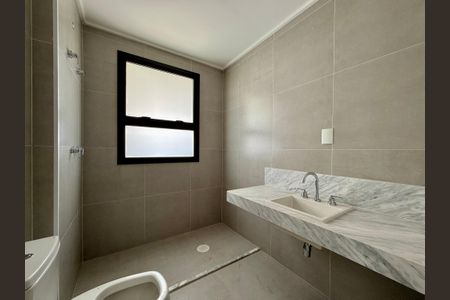 Apartamento à venda com 227m², 3 quartos e 4 vagas Apartamento à venda com 227m², 3 quartos e 4 vagasBanheiro da Suíte 1