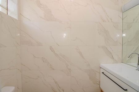 Banheiro de apartamento para alugar com 1 quarto, 52m² em Jardim Itu, Porto Alegre