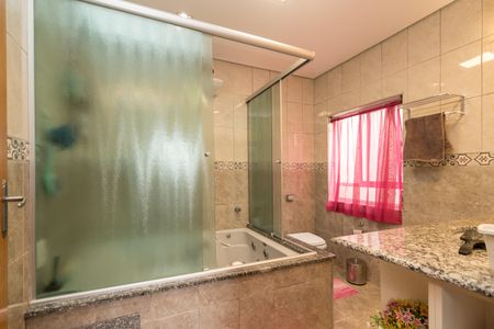 Casa à venda com 263m², 5 quartos e 4 vagasBanheiro da Suíte