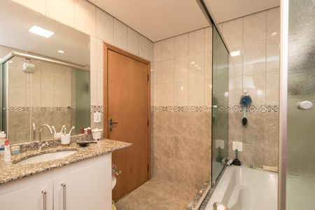 Casa à venda com 263m², 5 quartos e 4 vagasBanheiro da Suíte