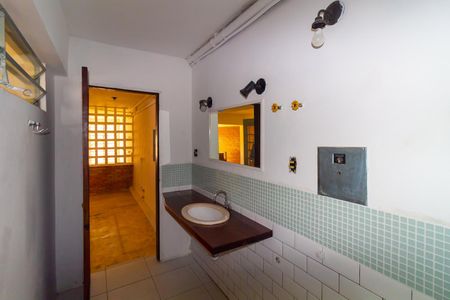 Banheiro de casa para alugar com 1 quarto, 60m² em Vila Paulo Silas, São Paulo