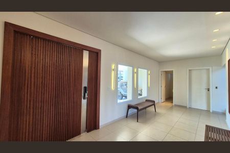 Casa de condomínio para alugar com 389m², 4 quartos e 6 vagas Casa de condomínio para alugar com 389m², 4 quartos e 6 vagasHall de Entrada