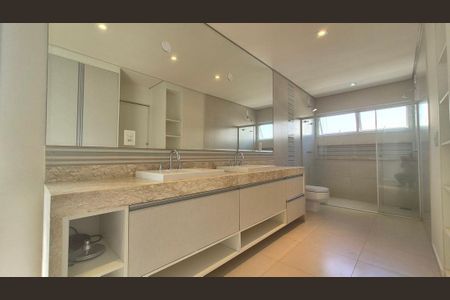 Casa de condomínio para alugar com 389m², 4 quartos e 6 vagas Casa de condomínio para alugar com 389m², 4 quartos e 6 vagasBanheiro da Suíte 3