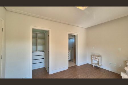 Casa de condomínio para alugar com 389m², 4 quartos e 6 vagas Casa de condomínio para alugar com 389m², 4 quartos e 6 vagasQuarto 1 - Suíte