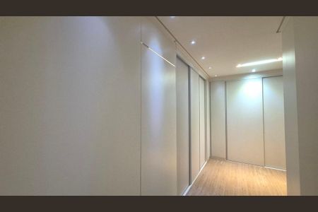 Casa de condomínio para alugar com 389m², 4 quartos e 6 vagas Casa de condomínio para alugar com 389m², 4 quartos e 6 vagasCloset da suíte 3