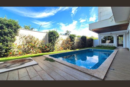 Casa de condomínio para alugar com 389m², 4 quartos e 6 vagas Casa de condomínio para alugar com 389m², 4 quartos e 6 vagasÁrea comum - Piscina