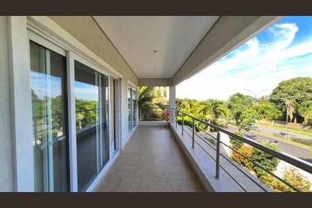Casa de condomínio para alugar com 389m², 4 quartos e 6 vagas Casa de condomínio para alugar com 389m², 4 quartos e 6 vagasVaranda da Suíte 2