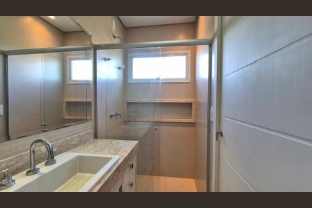 Casa de condomínio para alugar com 389m², 4 quartos e 6 vagas Casa de condomínio para alugar com 389m², 4 quartos e 6 vagasBanheiro da Suíte 1