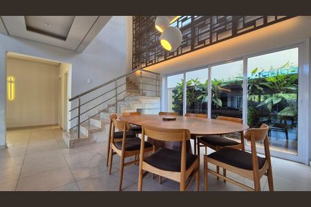 Casa de condomínio para alugar com 389m², 4 quartos e 6 vagas Casa de condomínio para alugar com 389m², 4 quartos e 6 vagasSala de Jantar