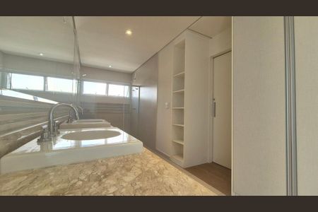 Casa de condomínio para alugar com 389m², 4 quartos e 6 vagas Casa de condomínio para alugar com 389m², 4 quartos e 6 vagasBanheiro da Suíte 3