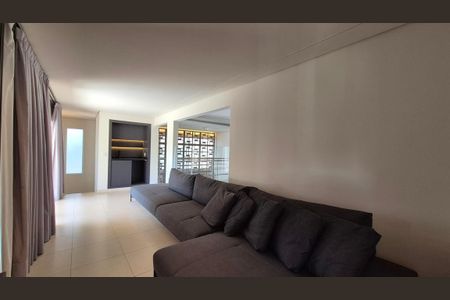 Casa de condomínio para alugar com 389m², 4 quartos e 6 vagas Casa de condomínio para alugar com 389m², 4 quartos e 6 vagasHall dos Quartos