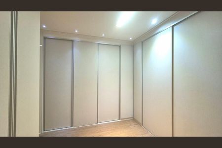 Casa de condomínio para alugar com 389m², 4 quartos e 6 vagas Casa de condomínio para alugar com 389m², 4 quartos e 6 vagasCloset da Suíte 3