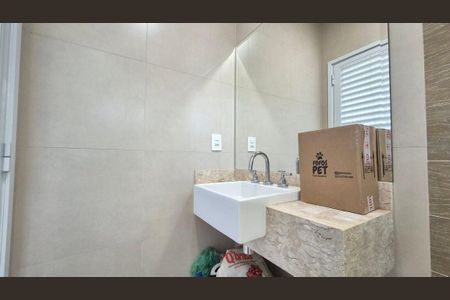 Casa de condomínio para alugar com 389m², 4 quartos e 6 vagas Casa de condomínio para alugar com 389m², 4 quartos e 6 vagasBanheiro da Piscina