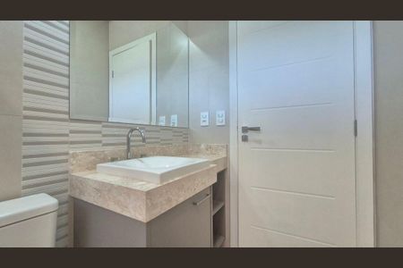 Casa de condomínio para alugar com 389m², 4 quartos e 6 vagas Casa de condomínio para alugar com 389m², 4 quartos e 6 vagasBanheiro da Suíte 2