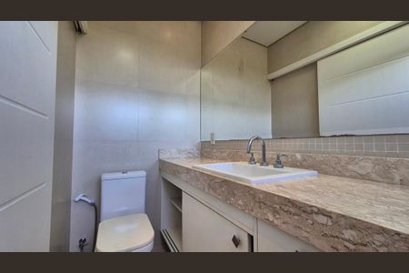 Casa de condomínio para alugar com 389m², 4 quartos e 6 vagas Casa de condomínio para alugar com 389m², 4 quartos e 6 vagasBanheiro da Suíte 1