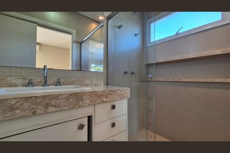 Casa de condomínio para alugar com 389m², 4 quartos e 6 vagas Casa de condomínio para alugar com 389m², 4 quartos e 6 vagasBanheiro da Suíte 1