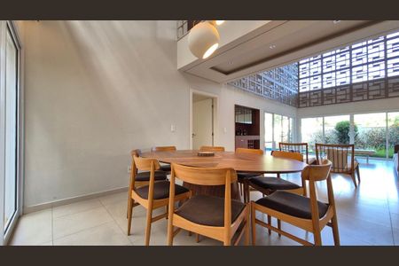 Casa de condomínio para alugar com 389m², 4 quartos e 6 vagas Casa de condomínio para alugar com 389m², 4 quartos e 6 vagasSala de Jantar