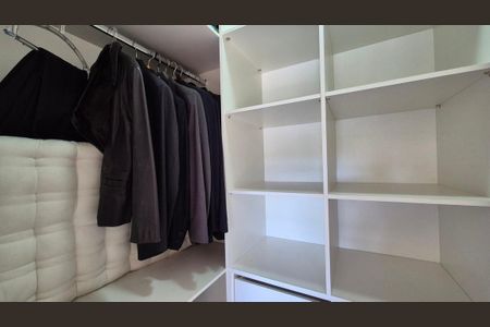 Casa de condomínio para alugar com 389m², 4 quartos e 6 vagas Casa de condomínio para alugar com 389m², 4 quartos e 6 vagasCloset da Suíte 1